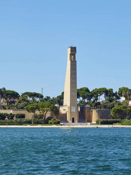 Monumento a los marineros italianos. Brindisi . — Foto de Stock