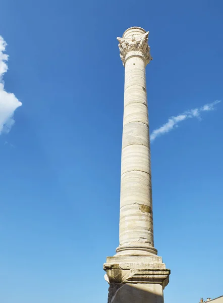 Sloupy v římském stylu památník. Brindisi, Puglia, Itálie. — Stock fotografie