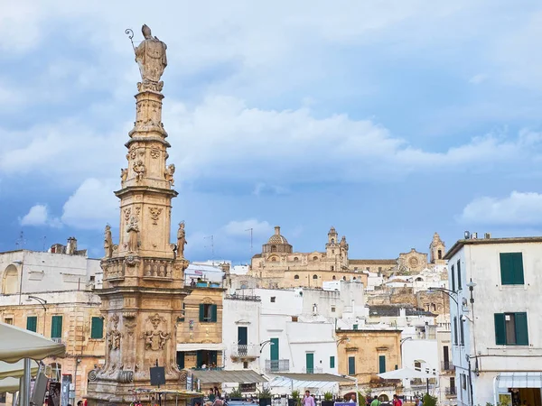 Sant'Oronzo obelisk z katedry Santa Maria Assunta. Ostuni. — Zdjęcie stockowe