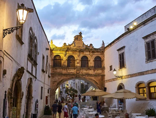 Arco Scoppa i Ostuni på solnedgången, Apulien, Italien. — Stockfoto