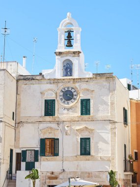 Palazzo delle Orologio in Piazza Vittorio Emanuele. Polignano a Mare, Apulia.