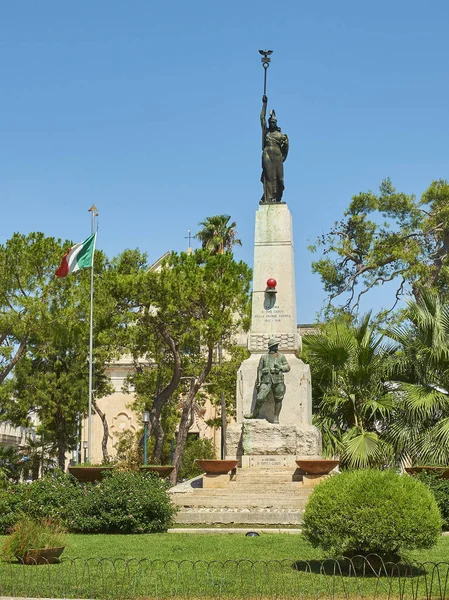 Kriegerdenkmal auf der Piazza dante alighieri. galatina, apulien, italien. — Stockfoto