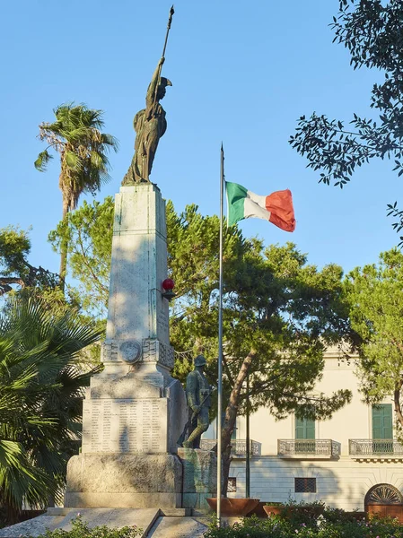 Wojny pomnik w Piazza Dante Alighieri. Galatina, Apulia, Włochy. — Zdjęcie stockowe