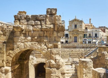 Roman amfitiyatro Via Santo Oronzo kare içinde. Lecce, İtalya.