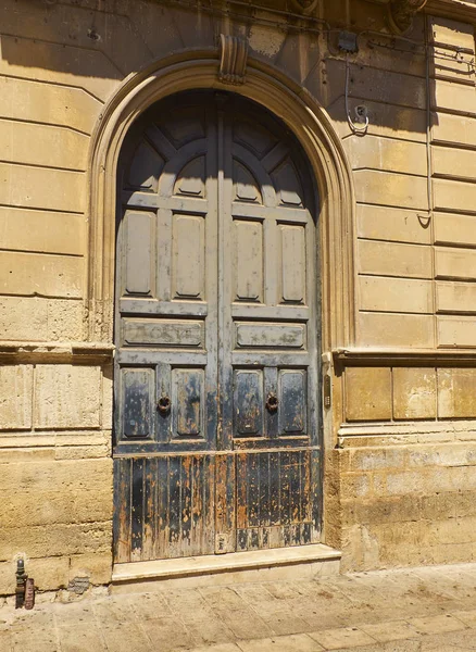 Porta de madeira azul de um edifício histórico em um centro da cidade de uma rua europeia . — Fotografia de Stock