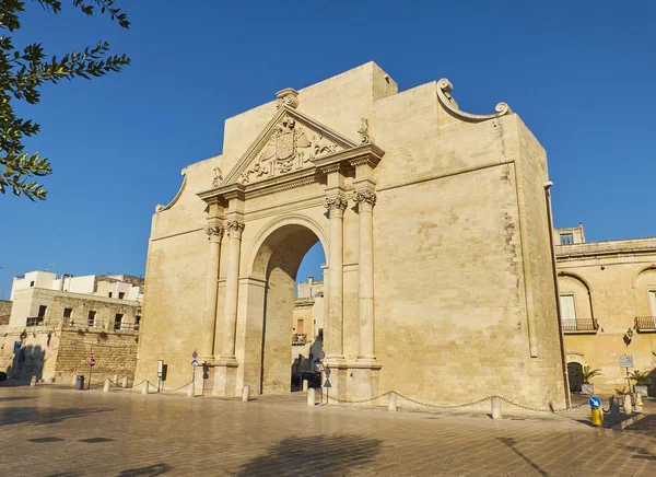 Porta Napoli in Piazzetta Arco di Trionfo square of Lecce. Puglia. — 图库照片