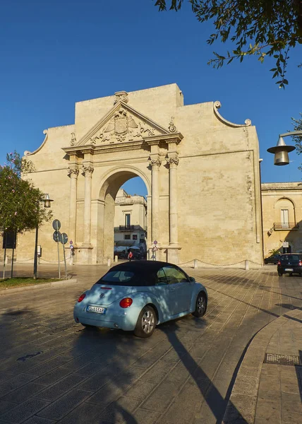 Porta Napoli in Piazzetta Arco di Trionfo square of Lecce. Puglia. — Stockfoto