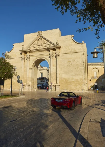 Porta Napoli in Piazzetta Arco di Trionfo square of Lecce. Puglia. — ストック写真