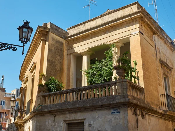 Balcon d'un palais baroque à Lecce, Pouilles . — Photo