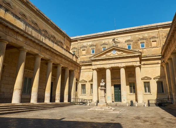 Convitto Palmieri con el busto de Giosue Carducci. Lecce. Puglia. . — Foto de Stock