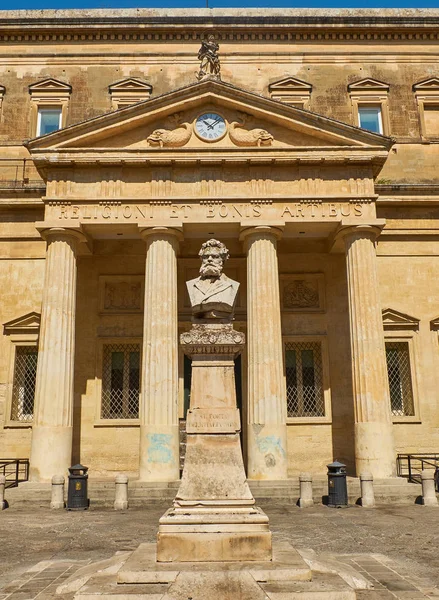 Convitto Palmieri con el busto de Giosue Carducci. Lecce. Puglia. . — Foto de Stock