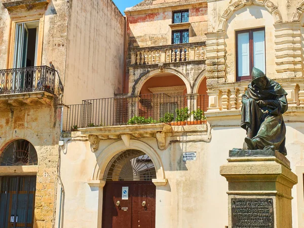 Monument till Fanfulla i Piazzetta Raimondello Orsini av Lecce. Puglia. — Stockfoto