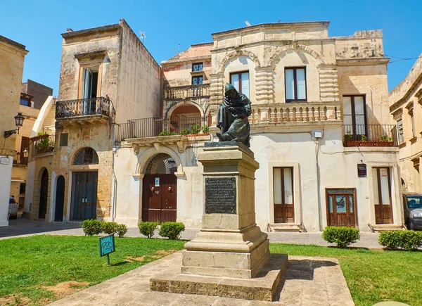 Monument till Fanfulla i Piazzetta Raimondello Orsini av Lecce. Puglia. — Stockfoto