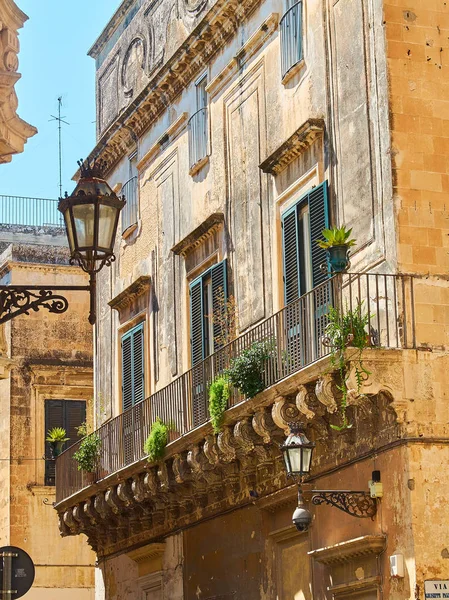 Balkong i ett barockpalats i Lecce, Puglia. — Stockfoto