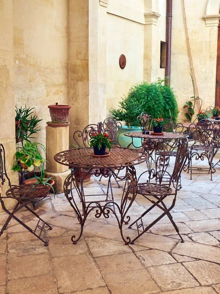 Terrace in a courtyard of a baroque palace of southern Italy. — Stock Photo, Image