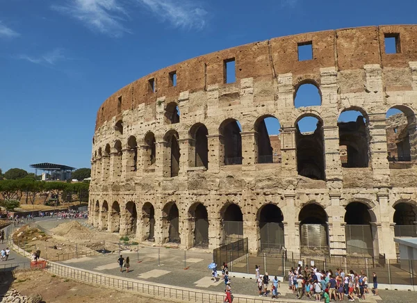 Римський Колізей, вид з площі Пьяцца дель Colosseo квадратних. Лаціо. — стокове фото