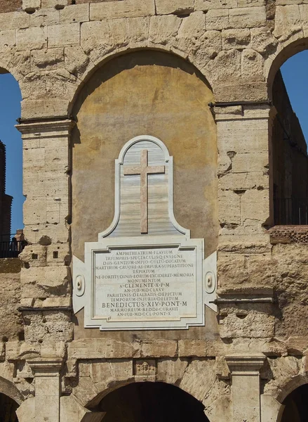 Targa per consacrare il Colosseo in memoria dei martiri. Roma. . — Foto Stock