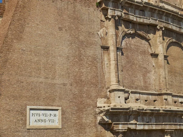 Зовнішня стіна римський Колізей. Рим, Лаціо, Італія. — стокове фото