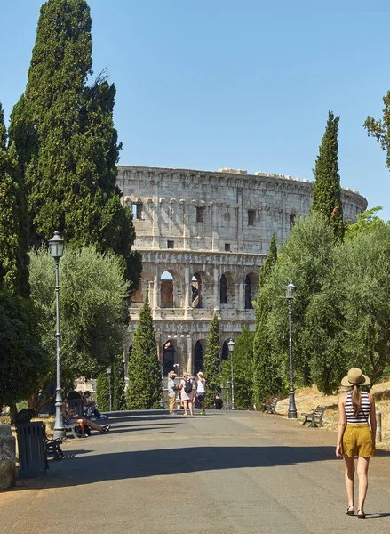สวน Colle Oppio กับ Colosseum ในพื้นหลัง โรม ลาซิโอ . — ภาพถ่ายสต็อก