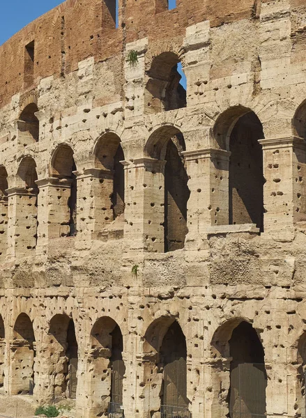 Fassade des römischen Kolosseums. Rom, Latium, Italien. — Stockfoto