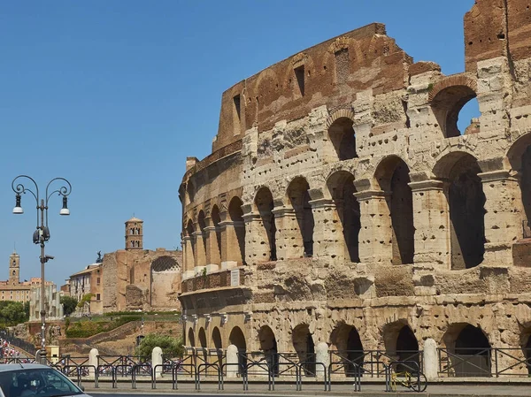 O Coliseu romano, Vista da Via Celio Vibenna. Lácio . — Fotografia de Stock