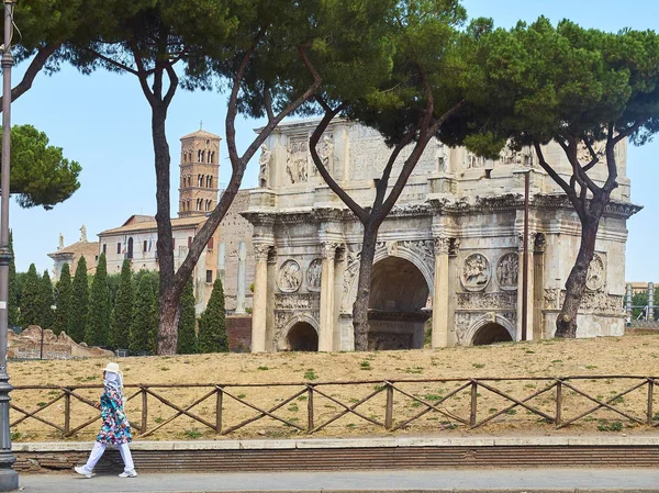Арка Костянтина і Санта Франческа Romana дзвіниці. Рим. — стокове фото