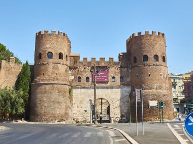 Roma kapısı Porta San Paolo. Lazio, İtalya.