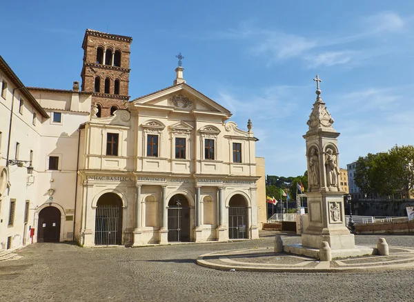 Basilica San Bartolomeo alle Isola, Tiberina island. Rome. Lazio, Italy. — ストック写真