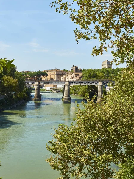 Puente palatino sobre el río Tíber de Roma. Italia . — Foto de Stock