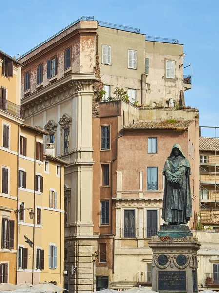 Campo de Fiori kare Giordano Bruno anıt. Roma. — Stok fotoğraf