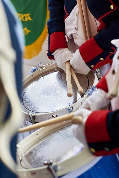 Soldados tocando la batería en Tamborrada de San Sebastián. País Vasco, España . — Foto de Stock