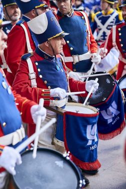 Tamborrada San Sebastian içinde davul askerler. Bask ülke, İspanya.