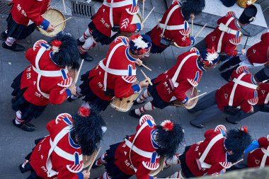 Tamborrada San Sebastian içinde davul askerler. Bask ülke, İspanya.