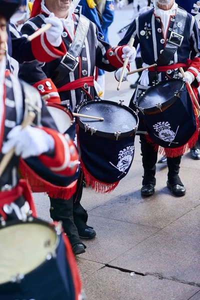 Soldados tocando la batería en Tamborrada de San Sebastián. País Vasco, España . —  Fotos de Stock