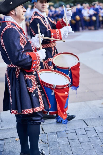 Soldados tocando la batería en Tamborrada de San Sebastián. País Vasco, España . — Foto de Stock