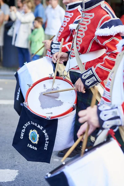 Στρατιώτες drumming στην Tamborrada του Σαν Σεμπαστιάν. Χώρα των Βάσκων, Ισπανία. — Φωτογραφία Αρχείου