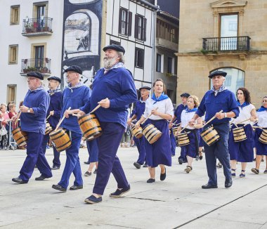 Tamborrada San Sebastian içinde davul vatandaşlar. Bask ülke, İspanya.