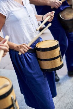 Tamborrada San Sebastian içinde davul vatandaşlar. Bask ülke, İspanya.