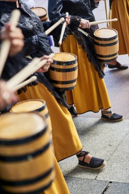 Tamborrada San Sebastian içinde davul vatandaşlar. Bask ülke, İspanya.