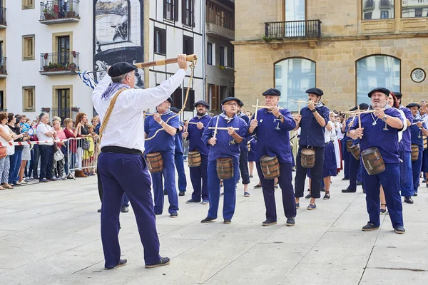 Citizens drumming in Tamborrada of San Sebastian. Basque Country, Spain. — Stock Photo, Image