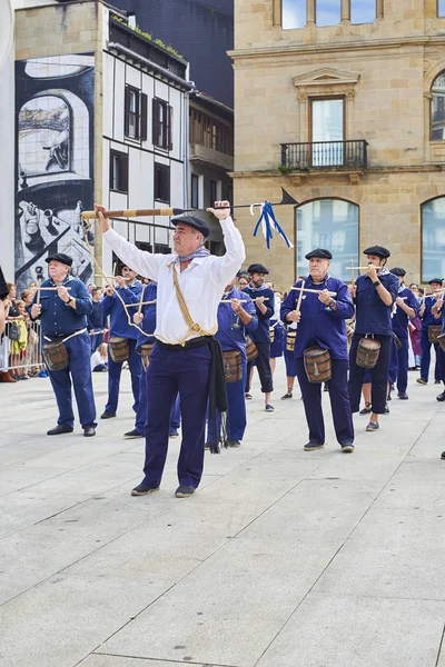 Cidadãos bateristas em Tamborrada de San Sebastian. País Basco, Espanha . — Fotografia de Stock