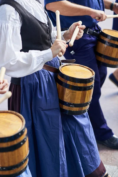 Burgers drummen in Tamborrada van San Sebastian. Baskenland, Spanje. — Stockfoto