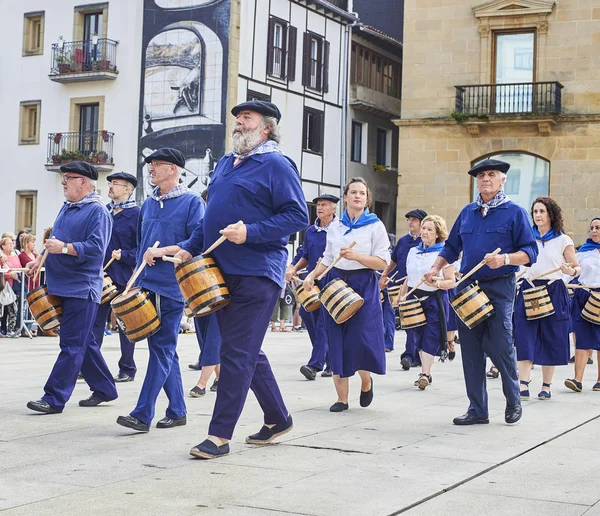 Πολίτες drumming στην Tamborrada του Σαν Σεμπαστιάν. Χώρα των Βάσκων, Ισπανία. — Φωτογραφία Αρχείου