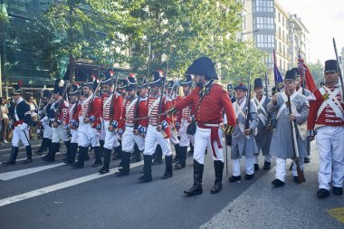 Tamborrada San Sebastian içinde yürüyen askerler. Bask ülke, İspanya.