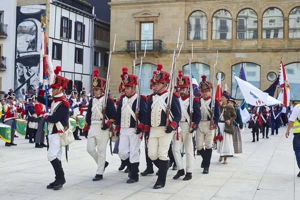 Soldados marchando em Tamborrada de San Sebastian. País Basco, Espanha . — Fotografia de Stock