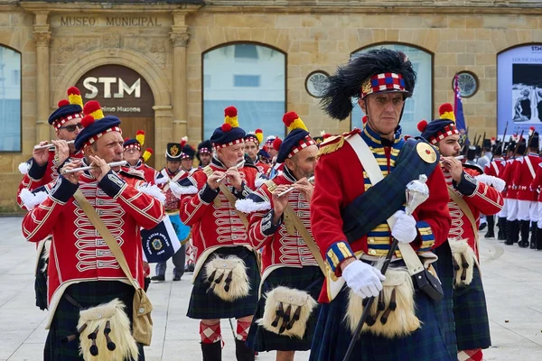 Soldados marchando em Tamborrada de San Sebastian. País Basco, Espanha . — Fotografia de Stock