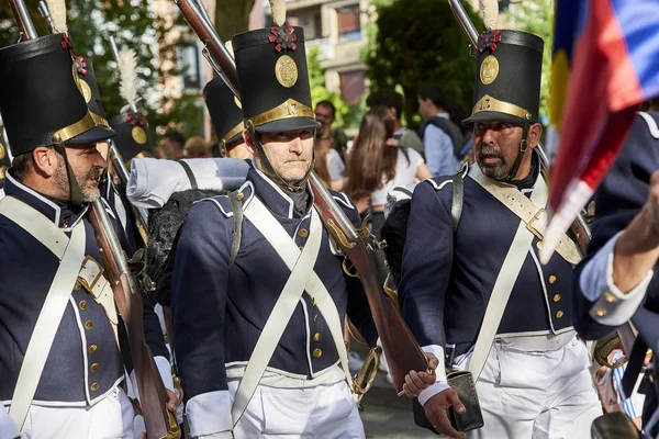 Soldaten marschieren in der Tamborrada von San Sebastian. Baskenland, Spanien. — Stockfoto