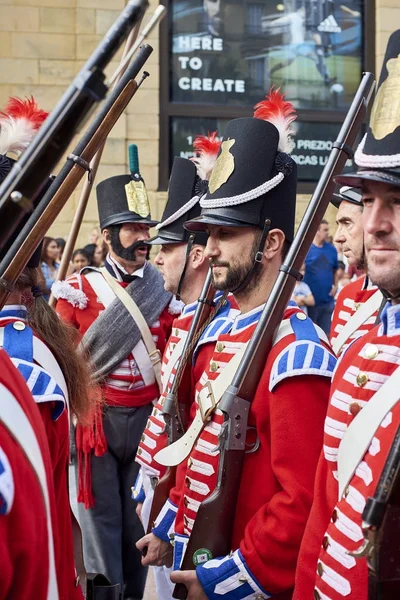 Soldados marchando em Tamborrada de San Sebastian. País Basco, Espanha . — Fotografia de Stock