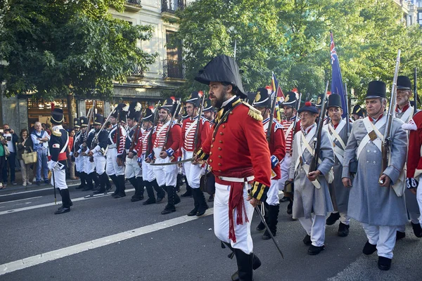 Στρατιώτες παρελαύνουν στην Tamborrada του Σαν Σεμπαστιάν. Χώρα των Βάσκων, Ισπανία. — Φωτογραφία Αρχείου