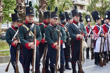 Askerler oluşumu San Sebastian Tamborrada sırasında stand. Bask Ülkesi.